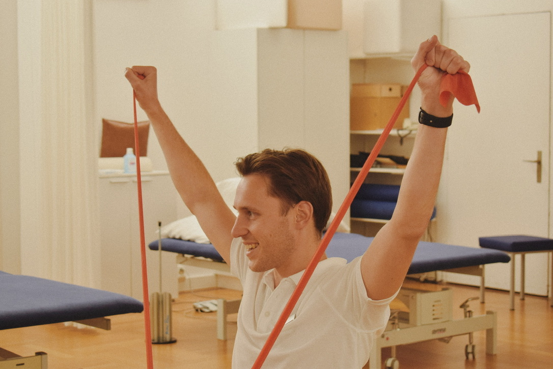 Praktische Übung mit Theraband — Galea Institute